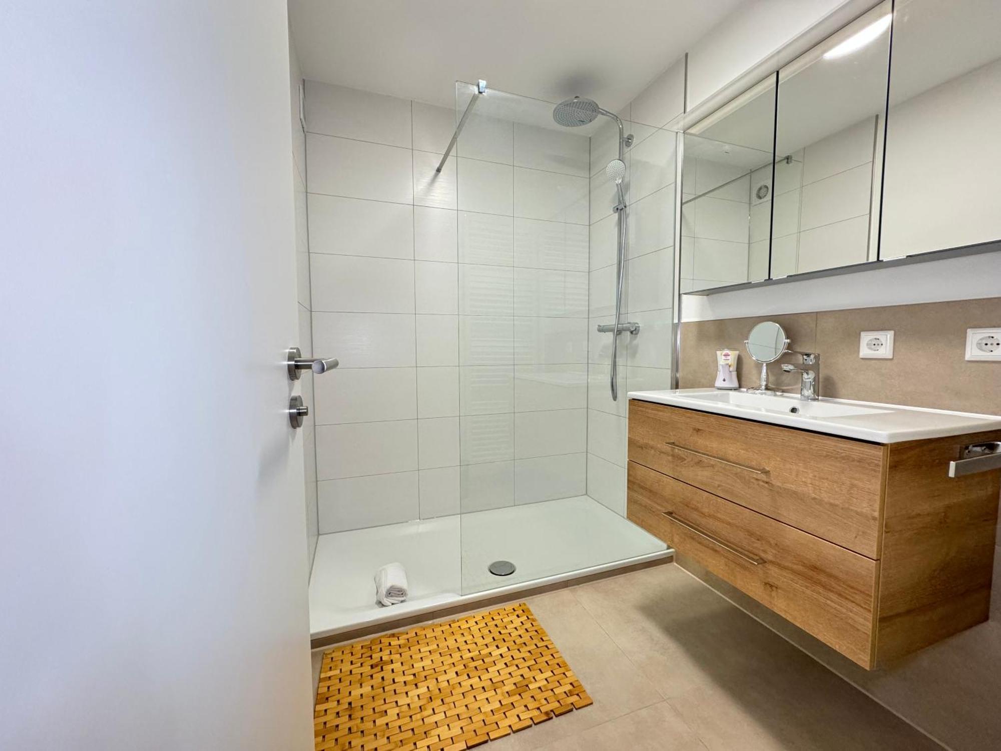 3 Zimmer Apartment, 90 Qm, Ruhig Und Zentrumsnah, Max 6 Pers, 15 Qm Balkon , Private Garage, Internet 1000 Mbit Sindelfingen Exterior photo